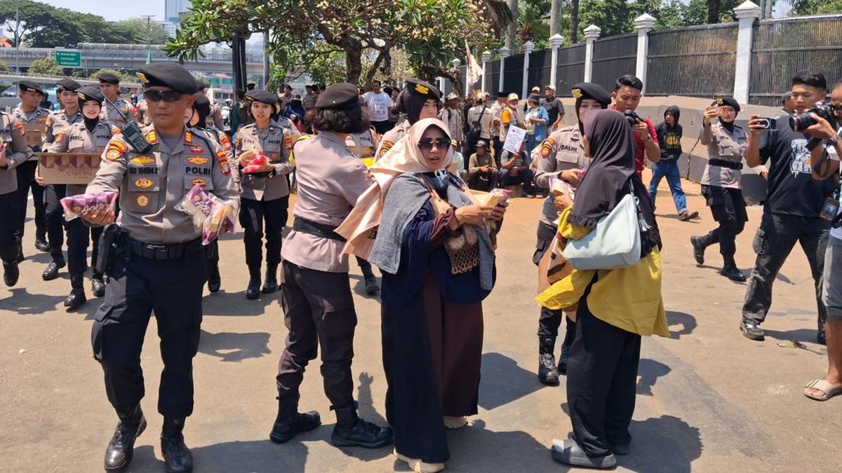 personel-polres-metro-jakarta-pusat-menjaga-aksi-unjuk-rasa-dewan-pengurus-pusat-serikat-petani-indonesia-dpp-spi-di-depan-ged-1789386419059_169