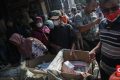 Terancam Paparan Abu Vulkanik, Warga PIK Terima Bantuan Masker Gratis