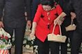 Antar Kepergian Sang Adik, Megawati Tabur Bunga ke Atas Makam Guruh