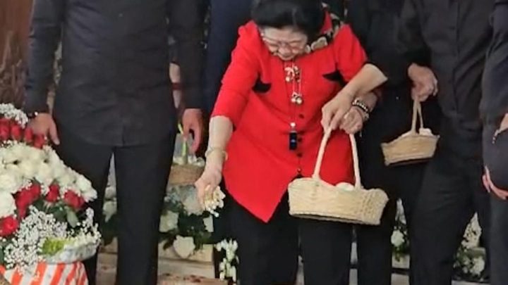Antar Kepergian Sang Adik, Megawati Tabur Bunga ke Atas Makam Guruh
